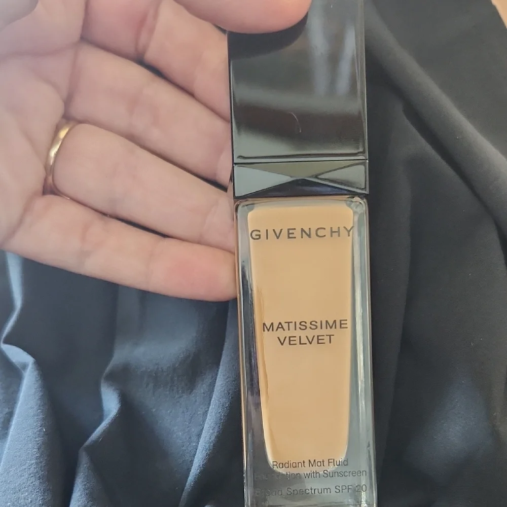 Givenchy Cream Foundation Radiant Glow